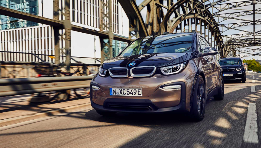 BMW объявила рублевые цены на новые i3 и i3s.